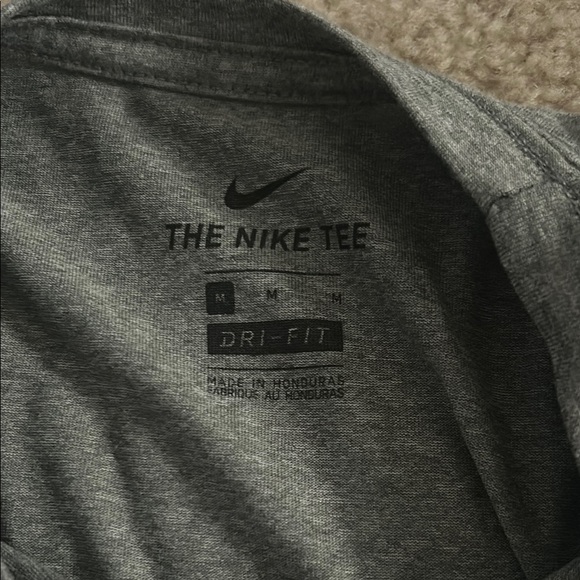 Nike Men's Gray T-Shirt sz Medium - Picture 3 of 4